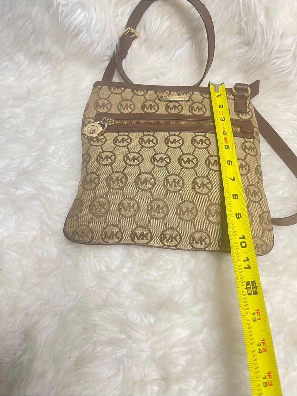 Michael Kors Tan/Brown MK Signature Crossbody Shoulder Bag gold tone hardwares. - Picture 6 of 9
